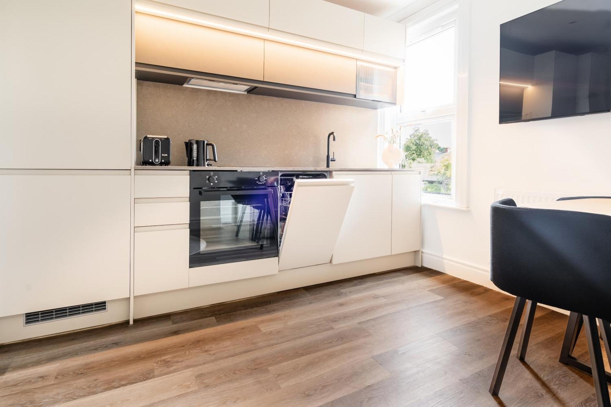 Newly Designed, 2Br Apt, 5Min From Northwood London Tube Station, Nato Hq, Ideal For Wembley, Warner Studio, Contractors Exteriör bild