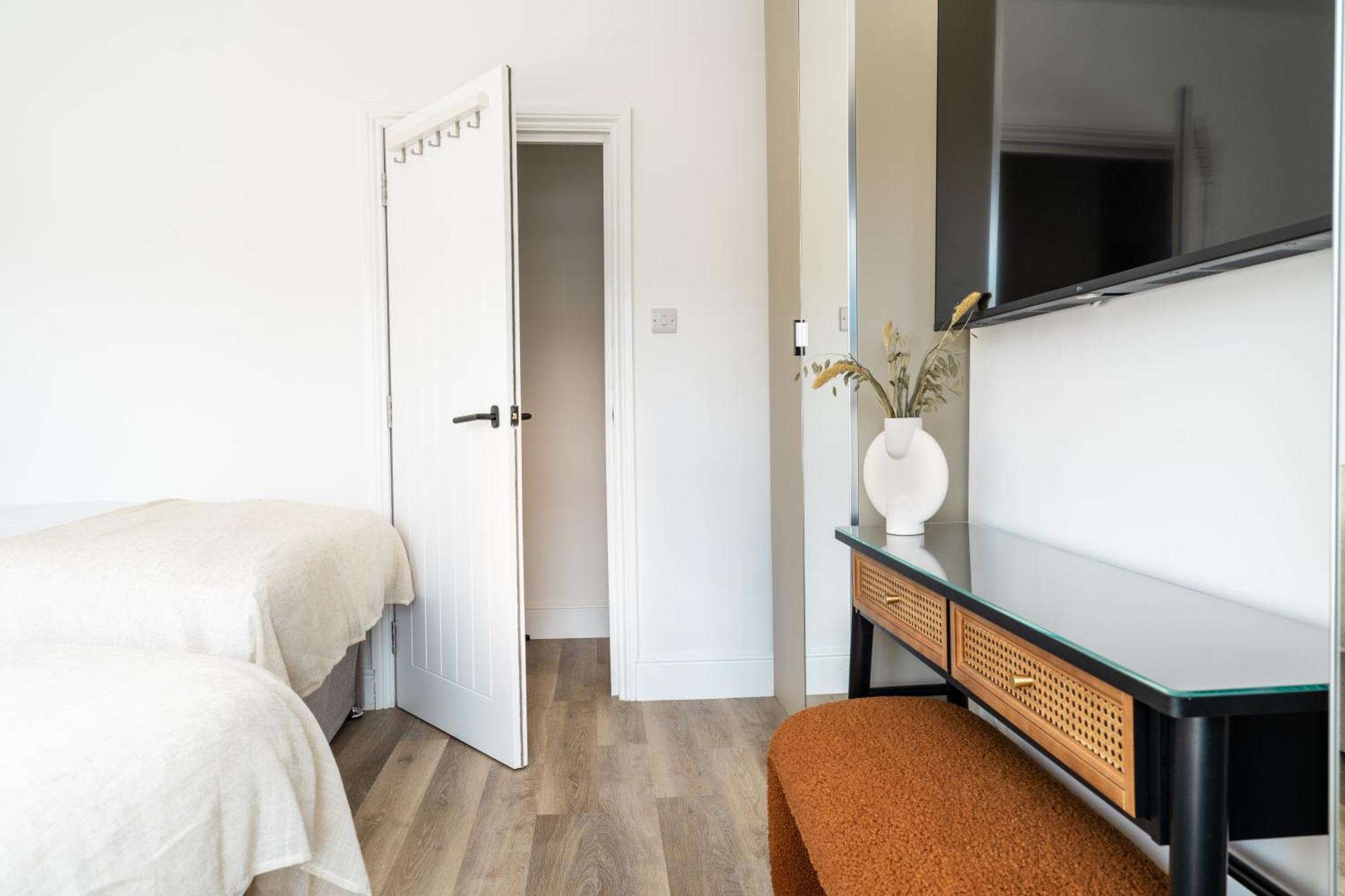 Newly Designed, 2Br Apt, 5Min From Northwood London Tube Station, Nato Hq, Ideal For Wembley, Warner Studio, Contractors Exteriör bild