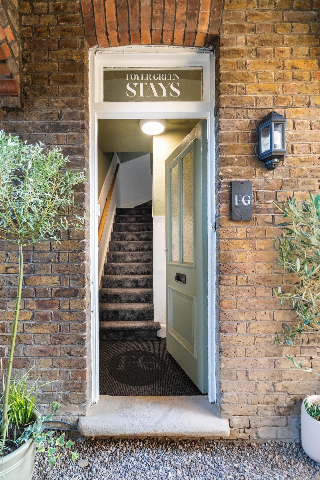 Newly Designed, 2Br Apt, 5Min From Northwood London Tube Station, Nato Hq, Ideal For Wembley, Warner Studio, Contractors Exteriör bild