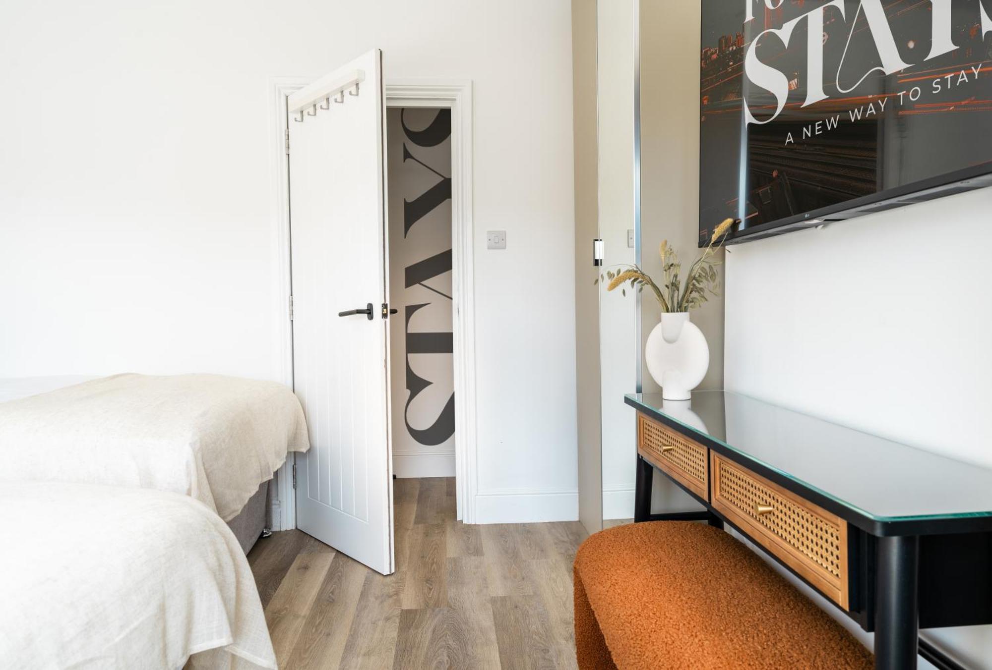 Newly Designed, 2Br Apt, 5Min From Northwood London Tube Station, Nato Hq, Ideal For Wembley, Warner Studio, Contractors Exteriör bild